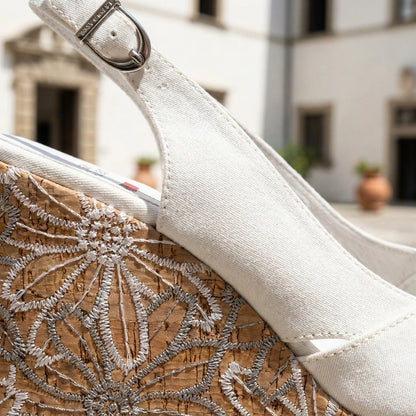MARTINA™ • Cuña Blanca con Bordados | Calzado de Autor