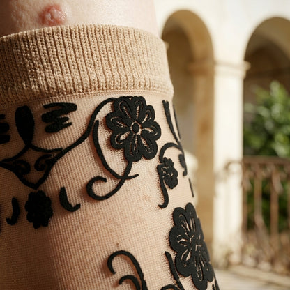 SABRINA™ • Calcetines Semitransparentes Floral Beige | Lencería y Calcetería de Autor