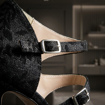 AGATA™ • Sandalia de Tacón Alto Tejido Floral Negro | Calzado de Autor