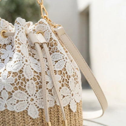 ALBA™ • Bolso Crossbody Bucket Paja Natural con Encaje | Accesorios de Autor