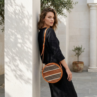 PENELOPE™ • Bolso Sling Redondo de Sisal Tejido a Mano | Accesorios de Autor