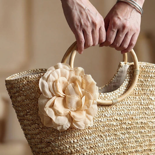ROSA™ • Bolso Tote de Paja Trenzada con Flor y Asas de Madera | Accesorios de Autor