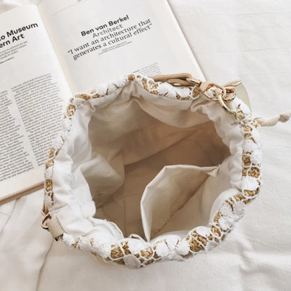 ALBA™ • Bolso Crossbody Bucket Paja Natural con Encaje | Accesorios de Autor